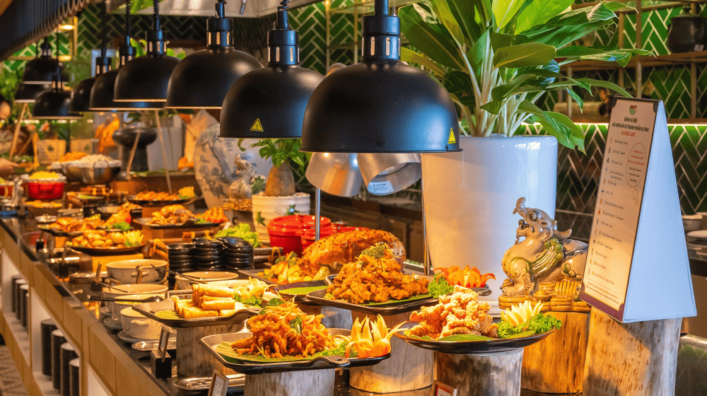 Visitors can savor a vast selection of mouthwatering dishes at the Ba Na Hills buffet (Source: Sun World Ba Na Hills)